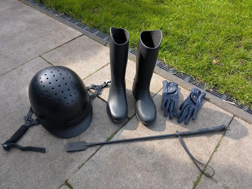 Complete paardrijset voor meisje van ca 7 jaar, Dieren en Toebehoren, Ophalen of Verzenden, Zo goed als nieuw, Rijden