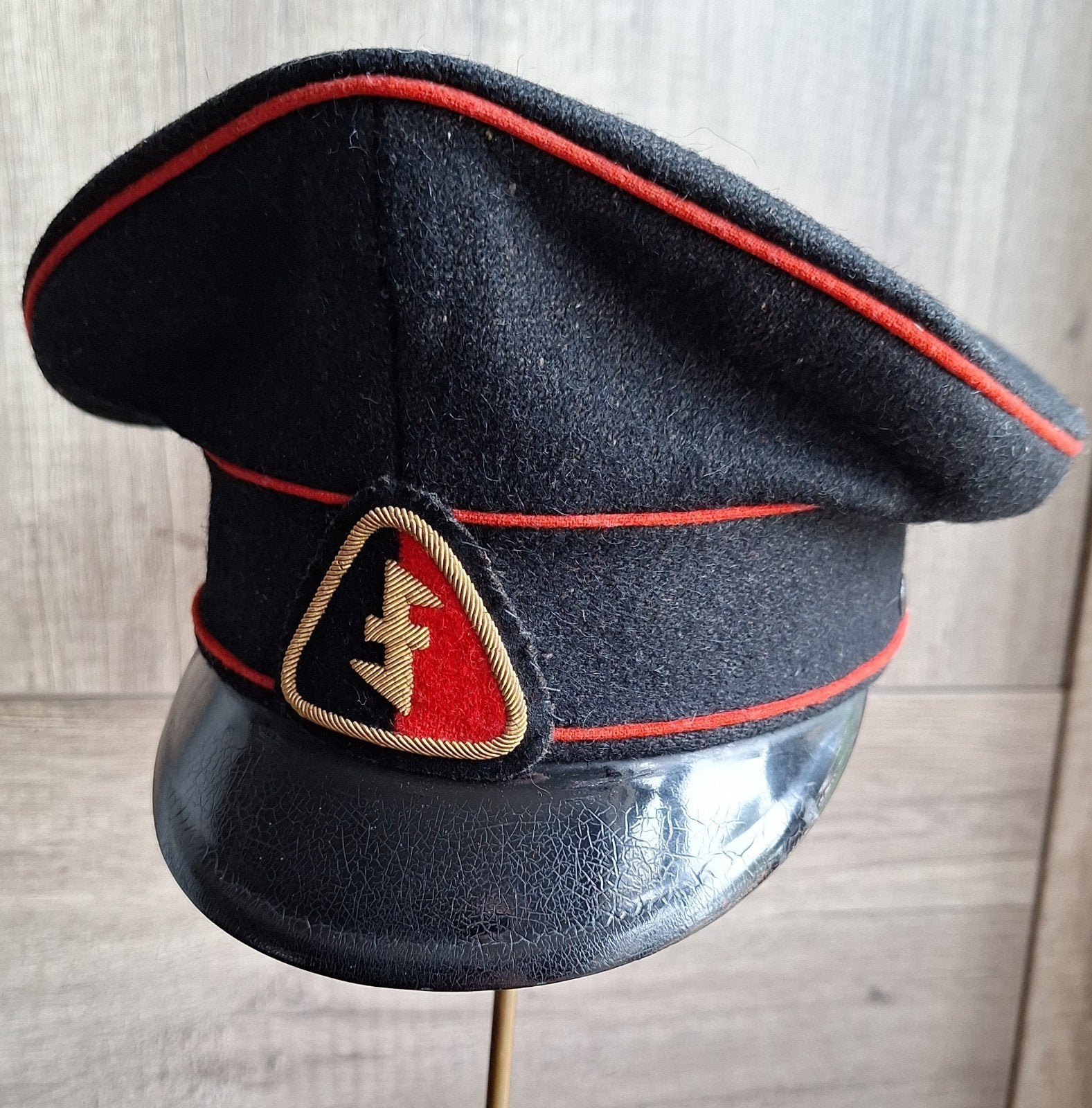WO2 NL - Zwarte Pet met Rode Biezen en Embleem., Verzamelen, Militaria | Tweede Wereldoorlog, Ophalen of Verzenden, Overige soorten