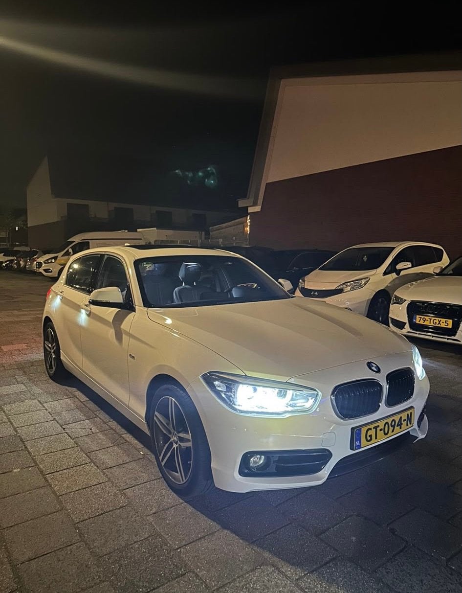 BMW 1-Serie 118I 5DR AUT 2015 Automaat Schuifdak Vol Opties, Auto's, 1295 kg, Wit, Origineel Nederlands, 650 kg