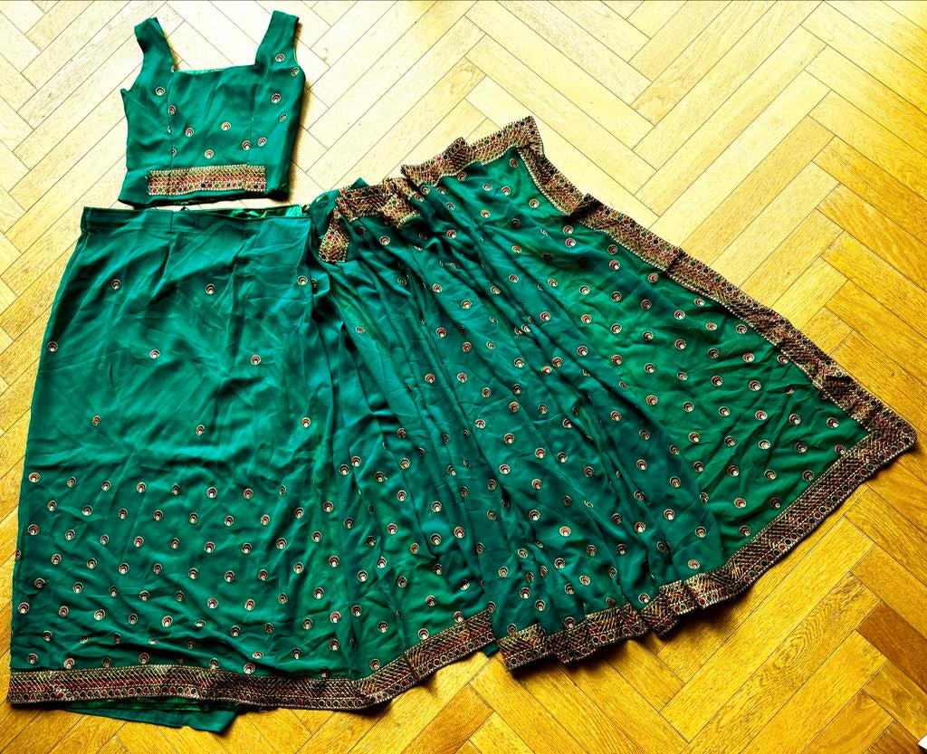 Prachtige blauw-groene sari met pauwenmotief en sieraden, Maat 38/40 (M), Overige typen, Ophalen of Verzenden, Zo goed als nieuw