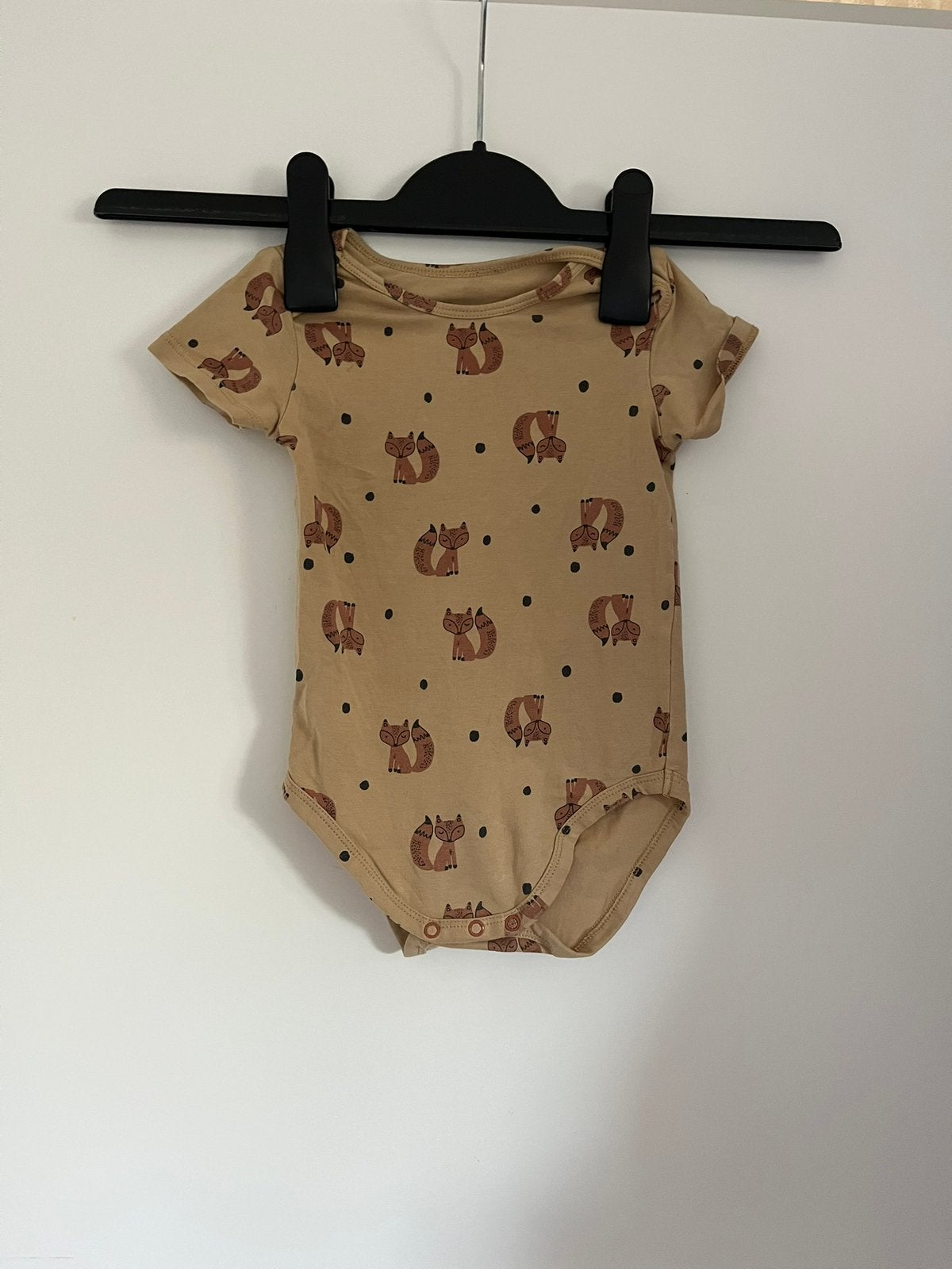Beige romper allover vossenprint / vosjes, maat 74/80 Hema, Kinderen en Baby's, Ophalen of Verzenden, Zo goed als nieuw, Jongetje of Meisje
