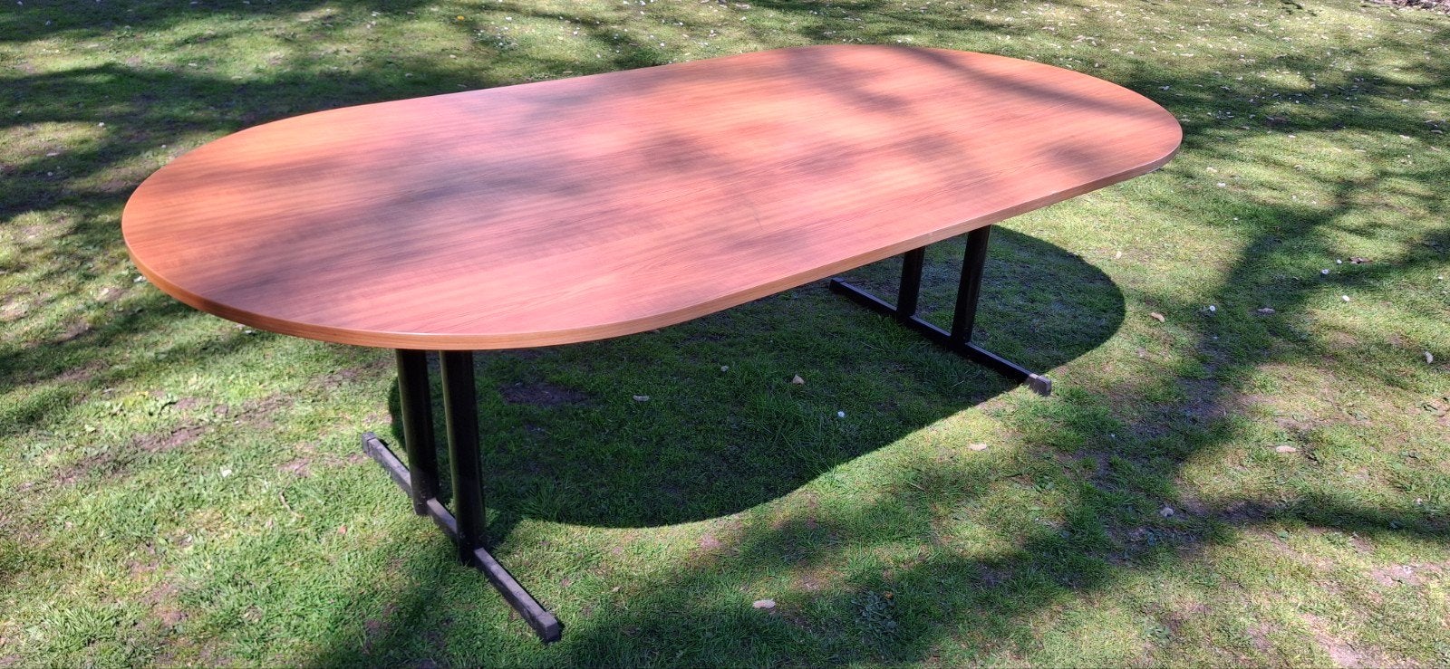 Grote ovale tafel met metalen onderstel, Huis en Inrichting, Gebruikt, 100 tot 150 cm, 200 cm of meer, Ophalen of Verzenden