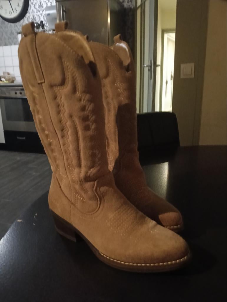 Suède Cowboy Boots met Sierstiksels en Lage Blokhak, Kleding | Dames, Schoenen, Nieuw, Hoge laarzen, Bruin, Ophalen of Verzenden