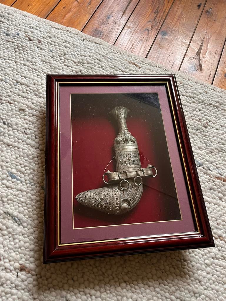 Ingelijste decoratieve dolk - Oosterse stijl, Antiek en Kunst, Antiek | Overige Antiek, Ophalen of Verzenden