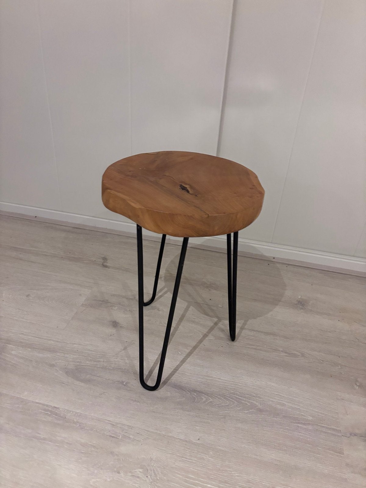 Houten krukje / bijzettafel met metalen poten, Huis en Inrichting, Ophalen, Minder dan 45 cm, Minder dan 55 cm, Gebruikt