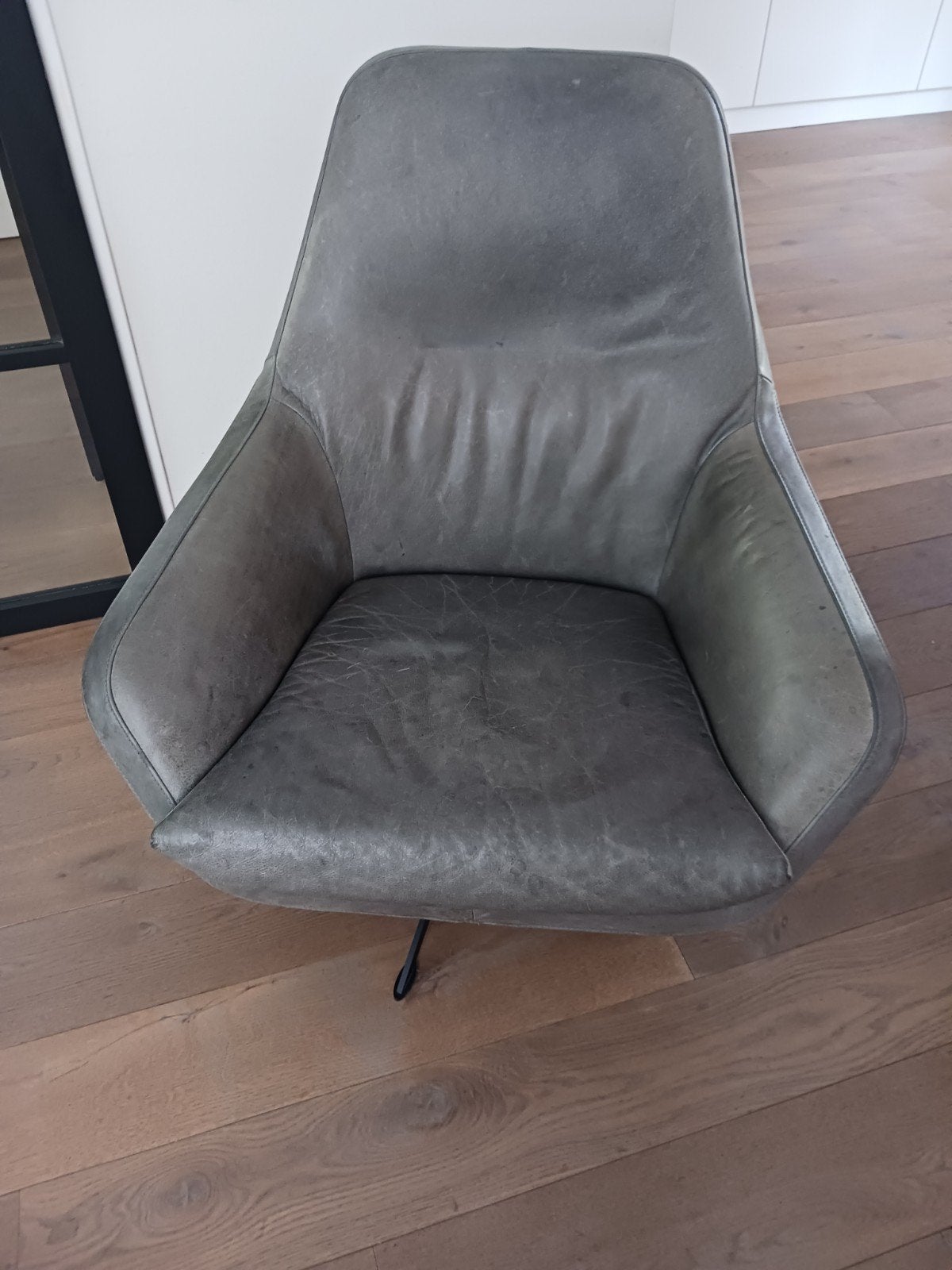 Stijlvolle grijze leren draaistoel van Dyyk, Huis en Inrichting, Stoelen, Ophalen, Gebruikt, Grijs, Eén