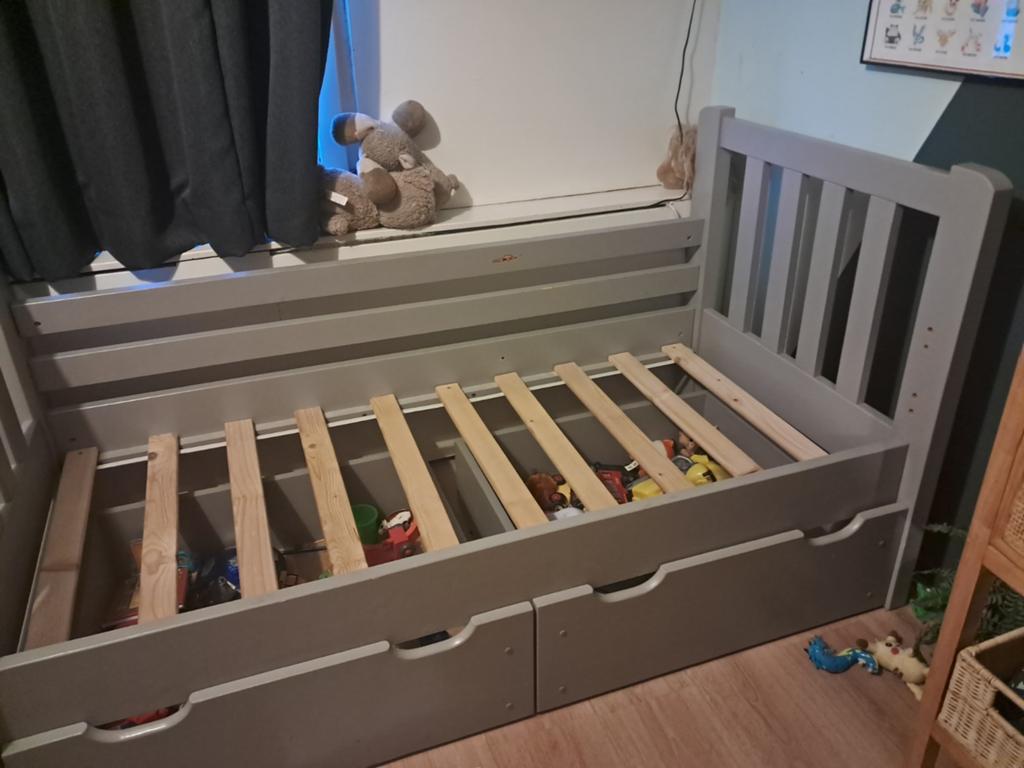 Grijs peuterbed met opberglades, Kinderen en Baby's, Kinderkamer | Bedden, Gebruikt, 140 tot 160 cm, 70 tot 85 cm, Lattenbodem