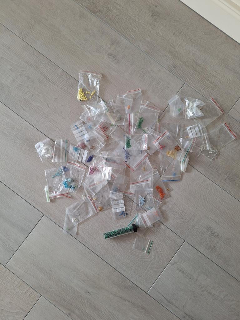 Verschillende soorten en kleuren kralen. Het zijn overblijve, Ophalen of Verzenden, Nieuw