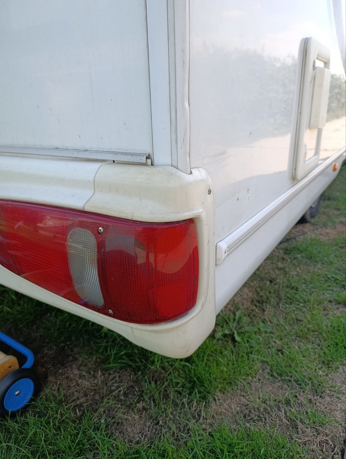 Gezocht: Bumper hoek/hoekstuk LMC Liberty camper., Ophalen of Verzenden