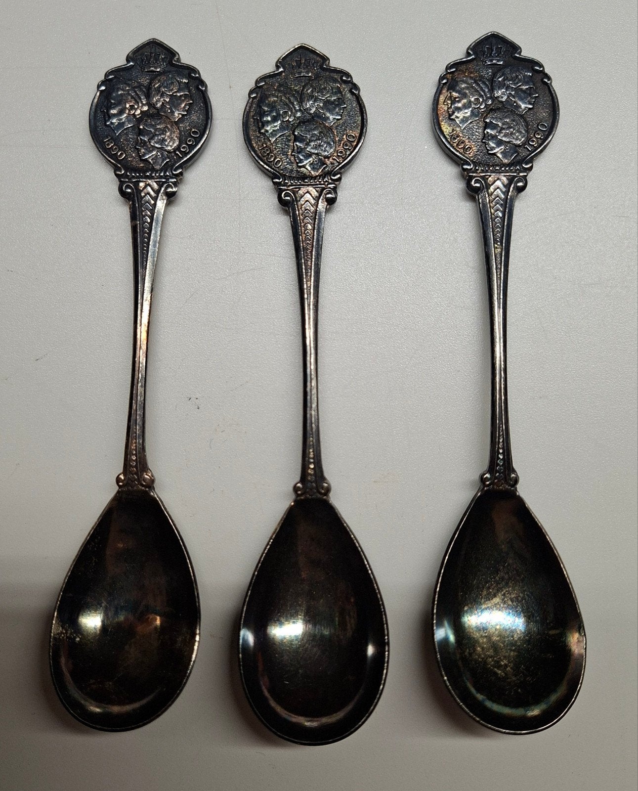 Verzilverde theelepels Wilhelmina, Juliana & Beatrix., Verzamelen, Ophalen of Verzenden, Speld(je) of Lepel(tje)