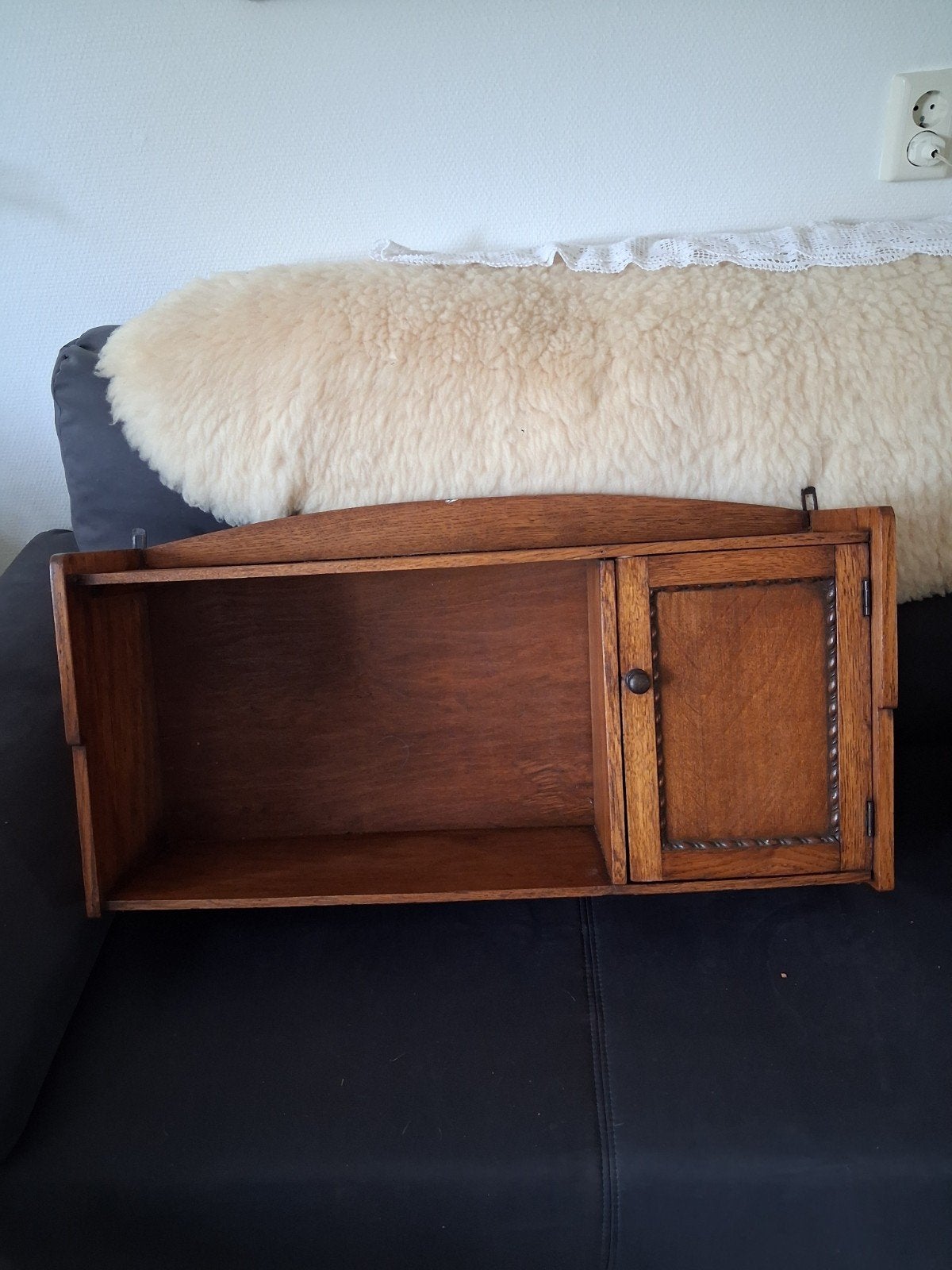 Vintage houten wandkastje met deurtje en open vak, Antiek en Kunst, Antiek | Meubels | Kasten, Ophalen
