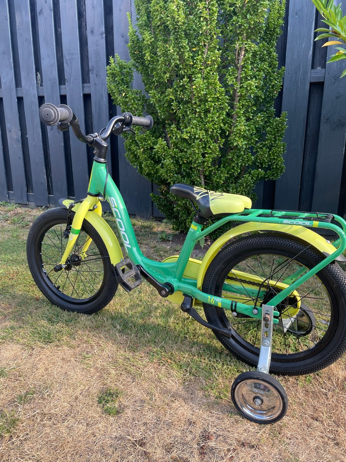 SCOOL Nixe Kinderfiets 16 inch met zijwieltjes, Ophalen, Zijwieltjes, 16 tot 20 inch, Velgrem