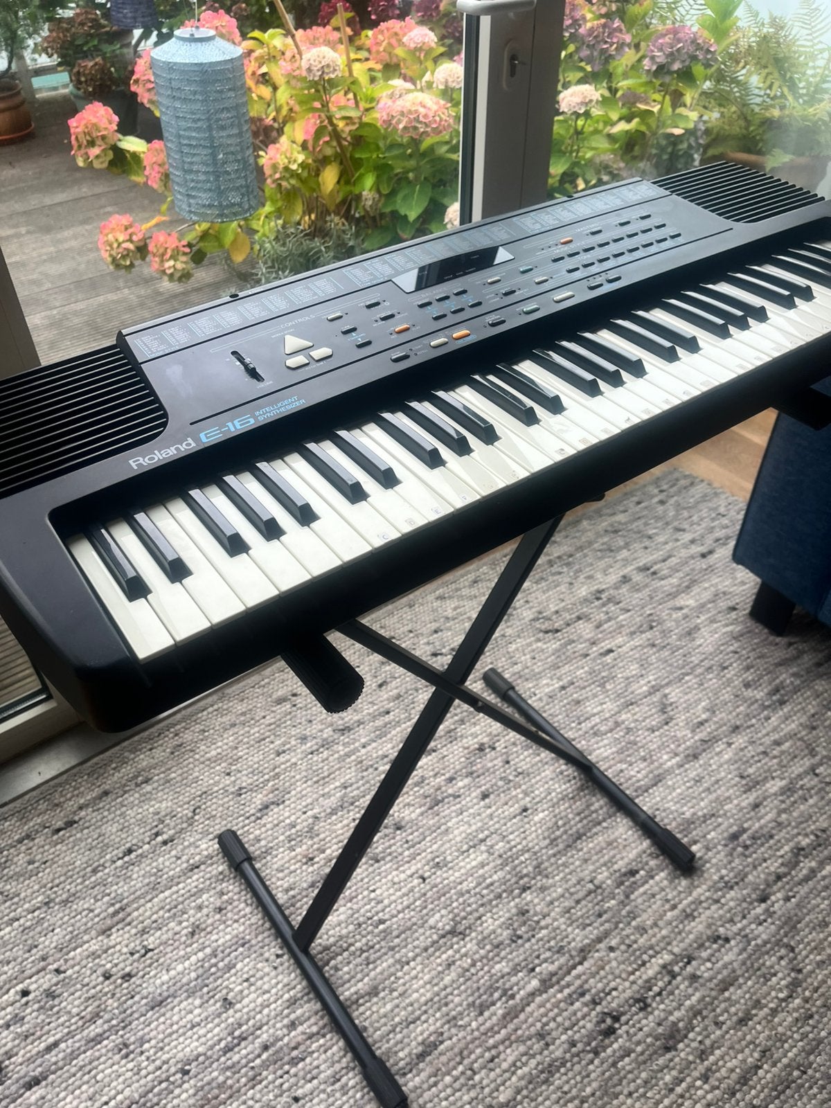 Roland E-16 Intelligent Synthesizer keyboard + standaard, Ophalen, Zo goed als nieuw, 61 toetsen, Roland
