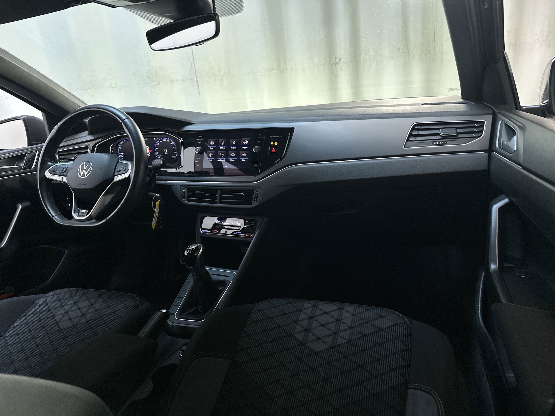 Volkswagen Polo 1.0 TSI R-Line Business Navigatie Parkeersen, Auto's, Voorwielaandrijving, Gebruikt, 1072 kg, Alcantara