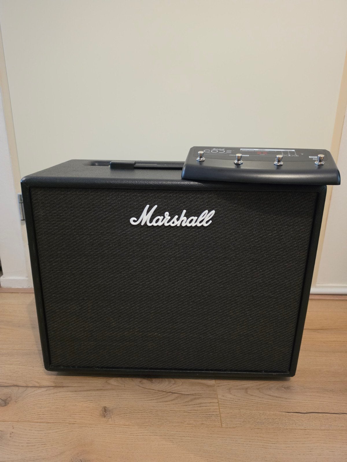 Marshall CODE 50 gitaarversterker met footswitch (digitaal), Ophalen, Zo goed als nieuw, Gitaar, 50 tot 100 watt