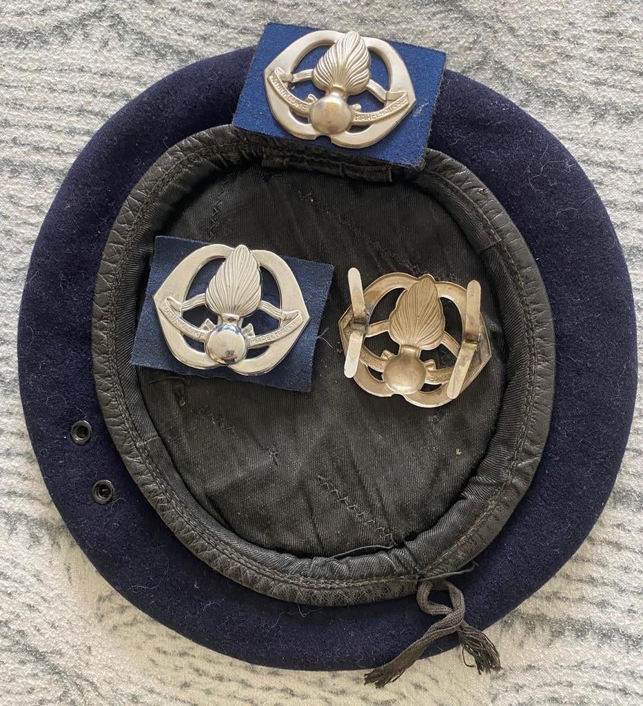 Baret Marechaussee met de drie oude baretembleem versies., Ophalen of Verzenden, Landmacht, Nederland, Embleem of Badge