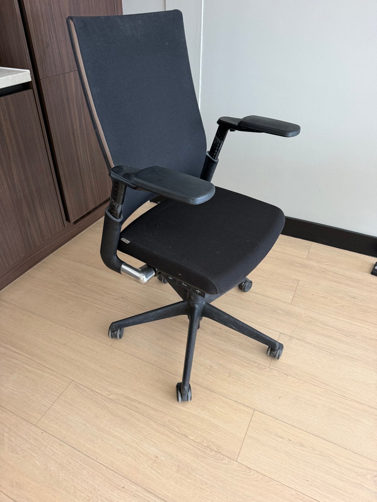 2 Zwarte Bureaustoelen met Armleuningen - Ergonomisch, Ophalen, Gebruikt, Zwart, Bureaustoel