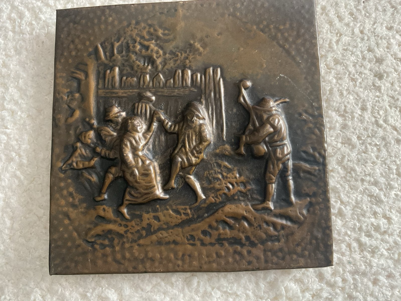 Vintage koperen reliëfplaat: Dansende figuren en muzikant, Antiek en Kunst, Ophalen of Verzenden