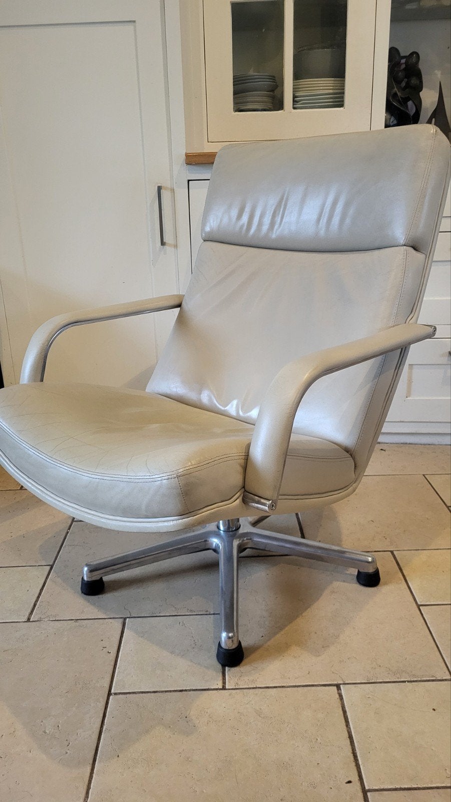 Vintage Artifort Geoffrey Harcourt draai fauteuil leer f141, Huis en Inrichting, Fauteuils, Gebruikt, Ophalen of Verzenden, 50 tot 75 cm