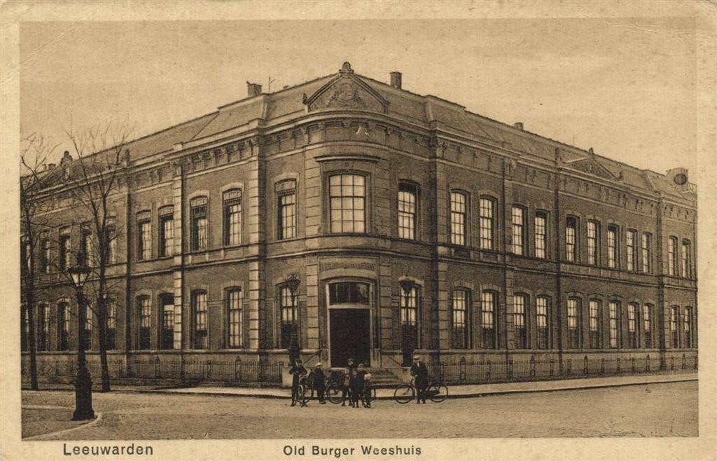 Leeuwarden - Old Borger Weeshuis - volk fiets - gelopen, Ophalen of Verzenden, 1920 tot 1940, Gelopen, Friesland