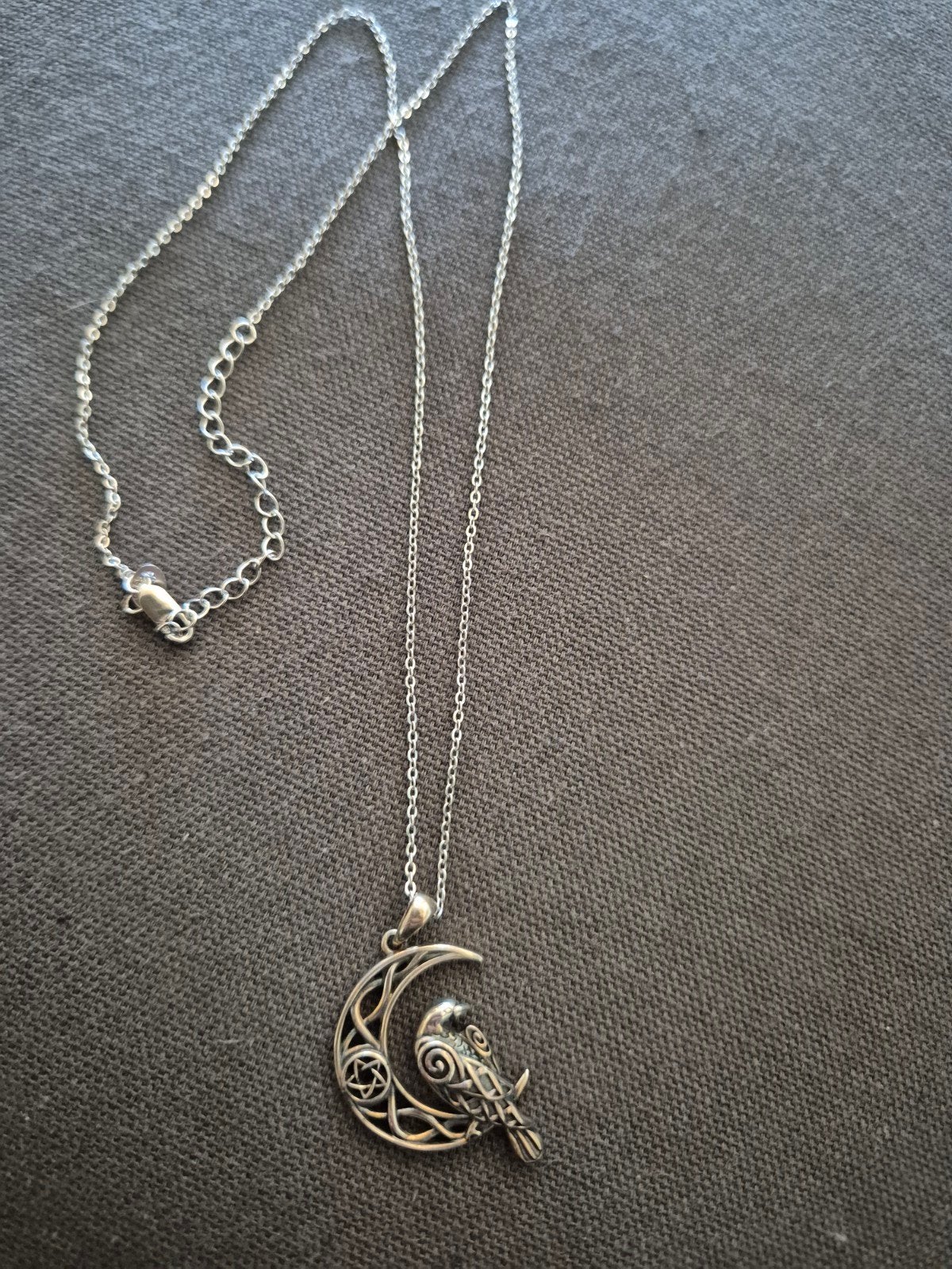 Onefinity ketting met maan en vogel hanger, Sieraden, Tassen en Uiterlijk, Kettingen, Nieuw, Ophalen of Verzenden, Zilver, Overige materialen