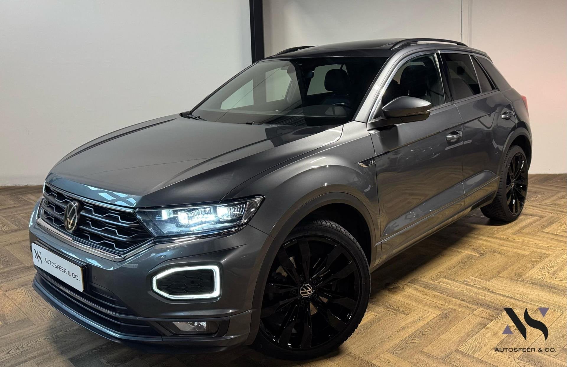 Volkswagen T-Roc 1.5 TSI Sport Business R-Line PANO CAM, Auto's, Volkswagen, 4 cilinders, 150 pk, Bedrijf, Grijs