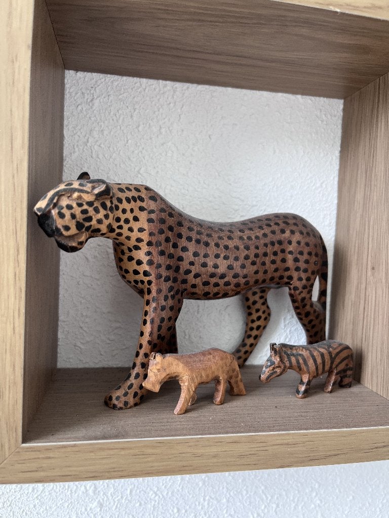 beeld houtsnijwerk luipaard met twee diertjes, Houtsnijwerk, Minder dan 20 cm, Ophalen of Verzenden, Hout