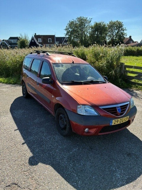Dacia Logan 1.6 77KW MCV 7 Persoons 2008 Rood, Auto's, Stof, 7 stoelen, Logan, Origineel Nederlands