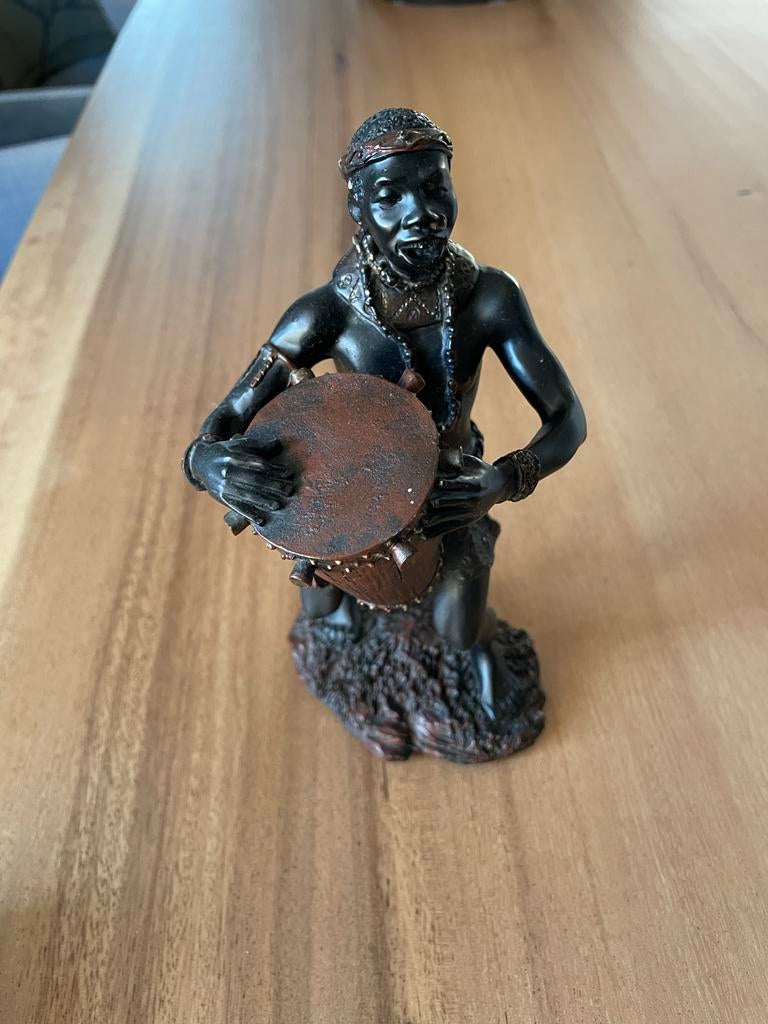 Afrikaans beeldje: Trommelende man - Etnische decoratie, Antiek en Kunst, Minder dan 20 cm, Kunststof, Ophalen of Verzenden, Handgemaakt