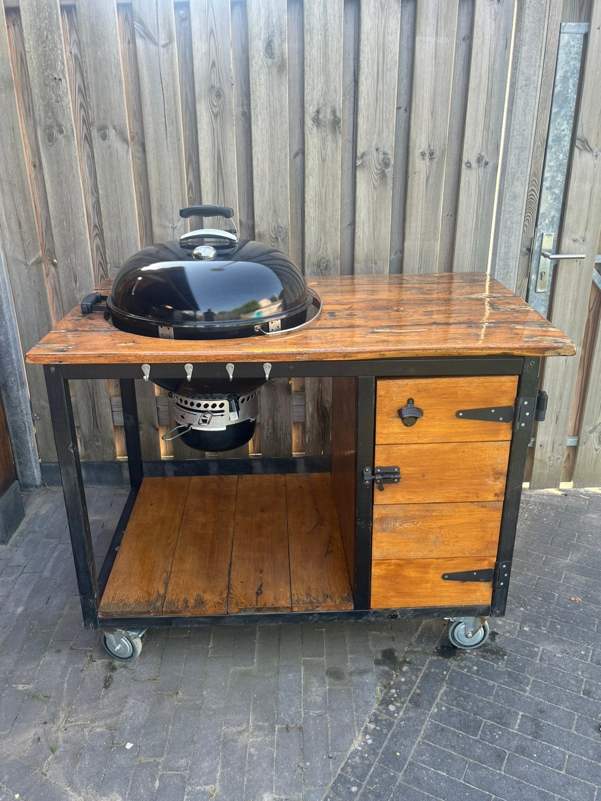 Weber 57 cm master touch met meubel en gbs rooster, Ophalen, Zo goed als nieuw, Weber (BBQ)