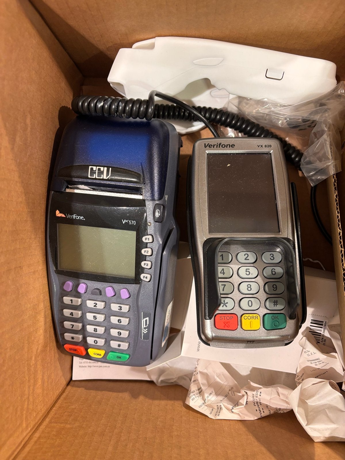 2 Verifone pinautomaten (VX 570 en VX 820) af te halen in Le, Ophalen
