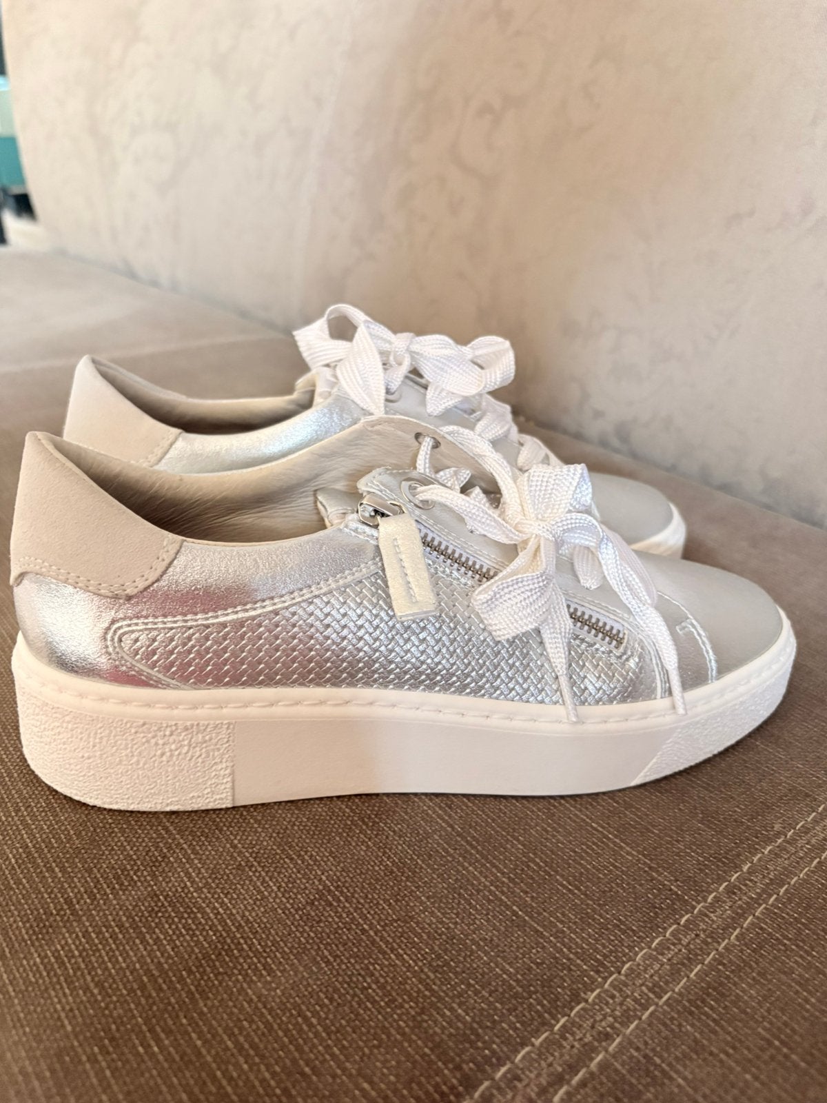 Nieuw: DL Sport Luxe Zilveren Sneakers met Rits mt 37, Kleding | Dames, Overige kleuren, Nieuw, Ophalen of Verzenden, Sneakers of Gympen