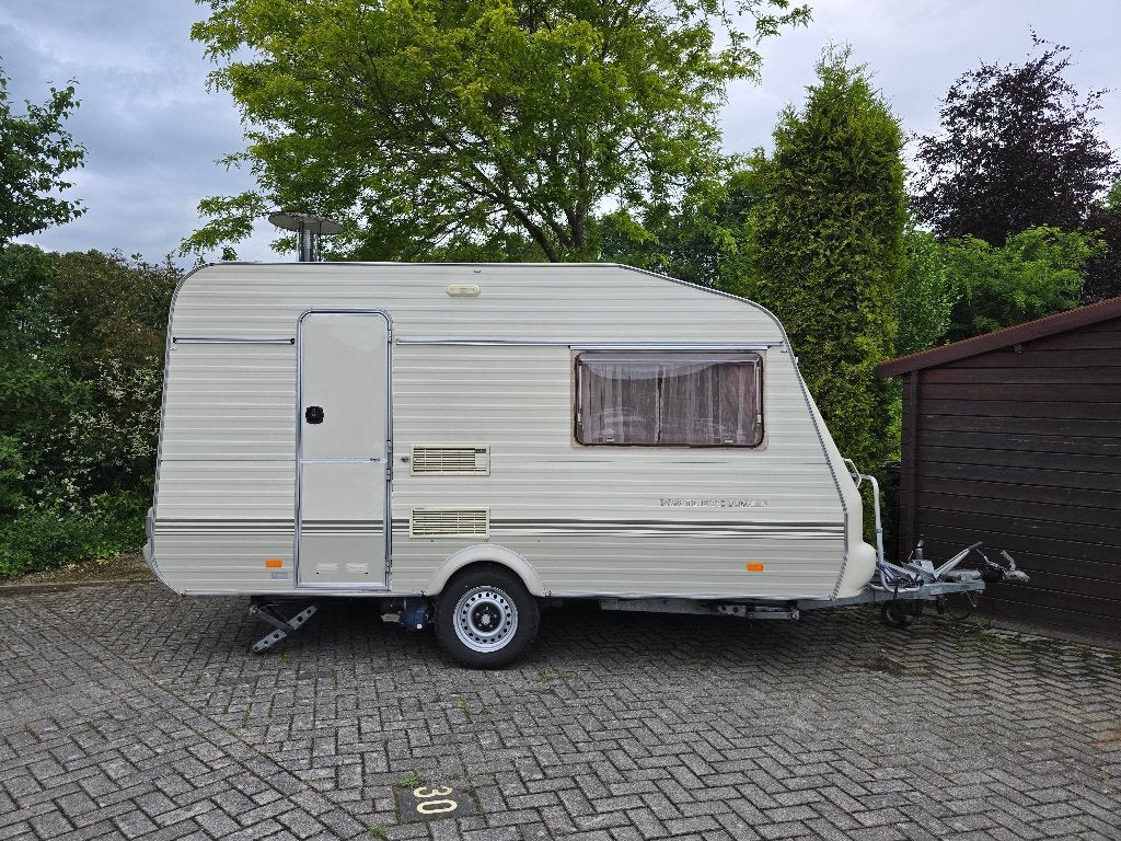 Nette Avento caravan, Standaardzit, 750 - 1000 kg, Particulier, Lengtebed