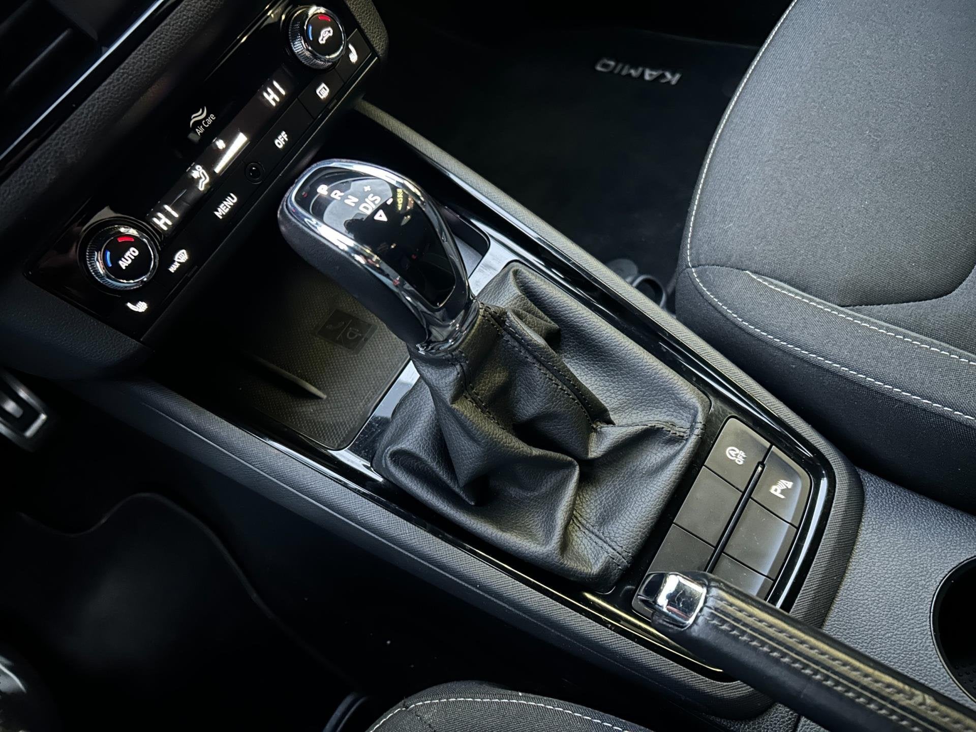 Skoda Kamiq 1.0 TSI Sport Business AUT|Clima|Cruise|CARPLAY!, Auto's, Skoda, Stof, Gebruikt, Origineel Nederlands, 630 kg