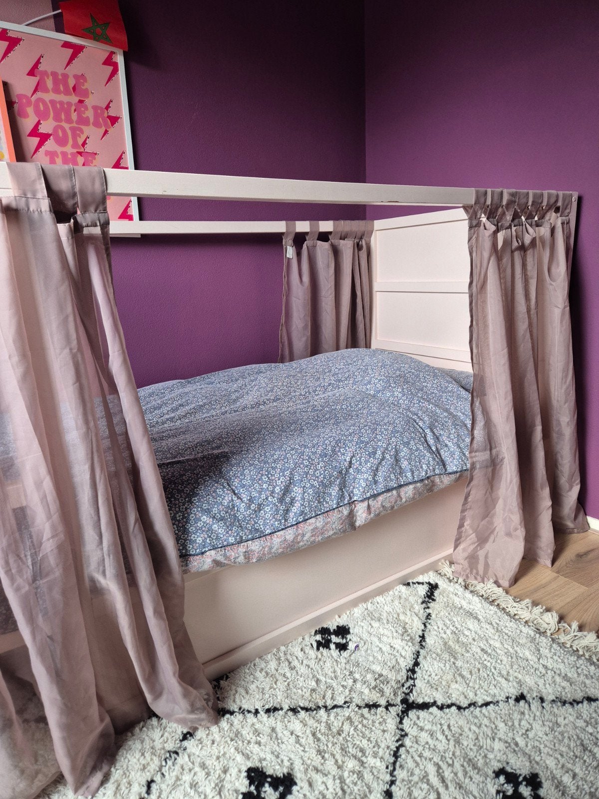 Kura keerbaar bed met gordijntjes, Ophalen, Gebruikt, 90 cm, Eenpersoons