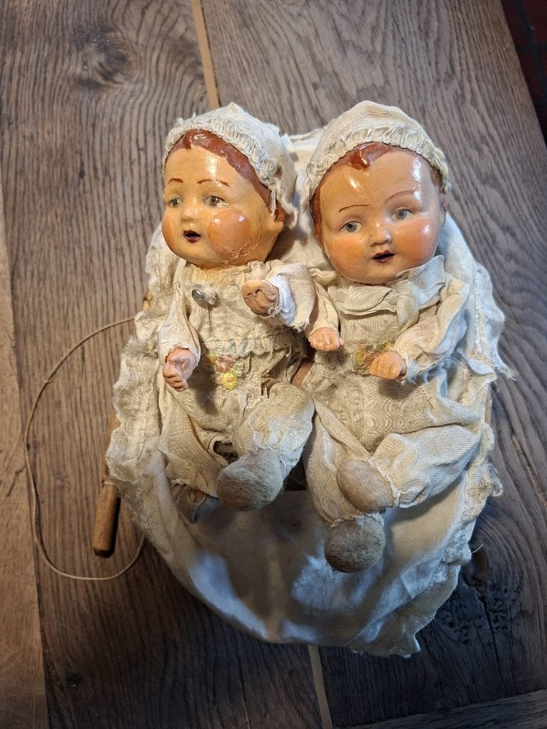 oud mandje met tweeling popjes, jaren 1800-1900, Antiek en Kunst, Curiosa en Brocante, Ophalen of Verzenden