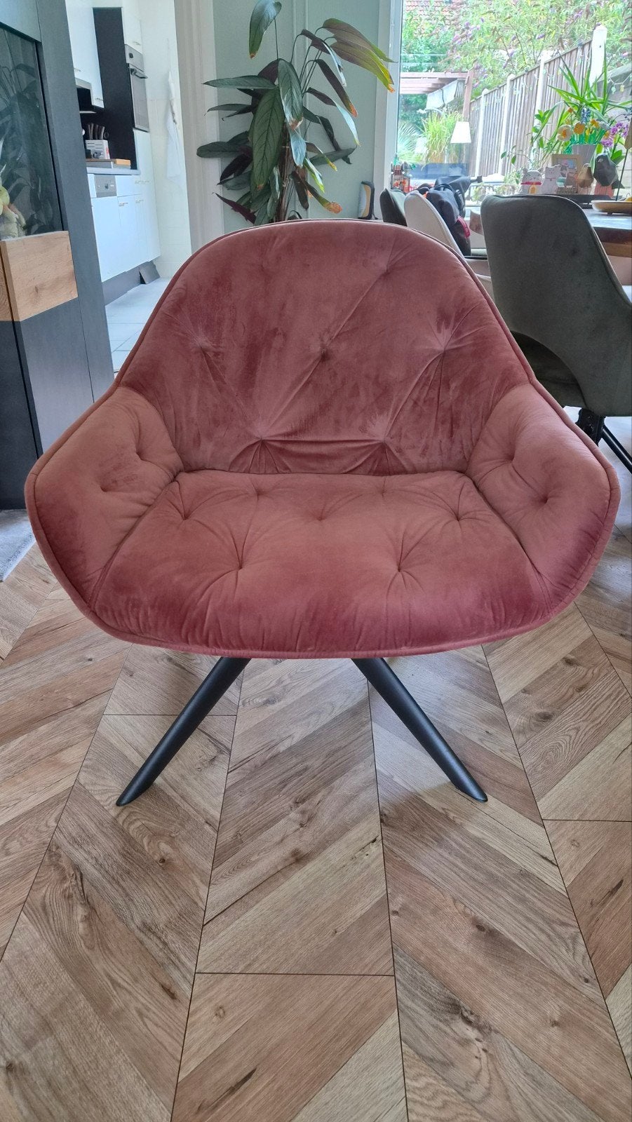 Roze fluwelen fauteuil - Zo goed als nieuw, Huis en Inrichting, Stoelen, Ophalen, Overige kleuren, Modern, Fluweel, Comfort, Zo goed als nieuw