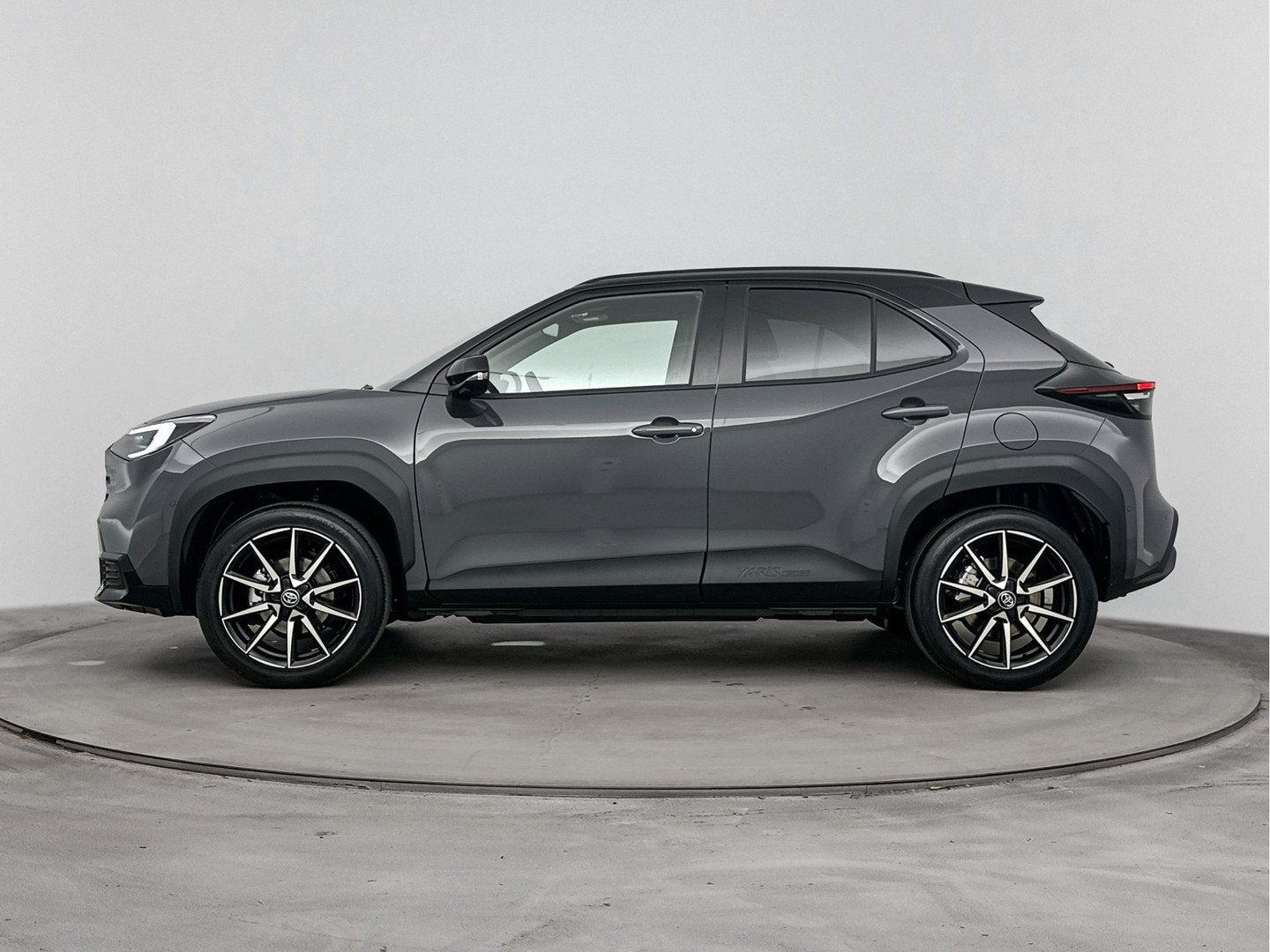 Toyota Yaris Cross 1.5 Hybrid 130 GR Sport + GR Sport Plus P, Auto's, Zwart, 1490 cc, Bedrijf, Nieuw