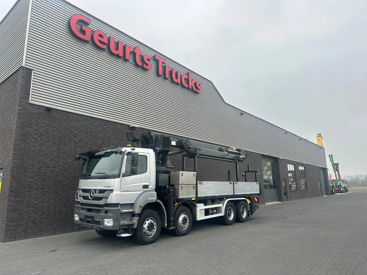 Mercedes-Benz Axor 3243 8X4 BB + MKG HMK 350 + JIB MONTAGEKR, Automaat, Euro 5, 428 pk, Mercedes-Benz