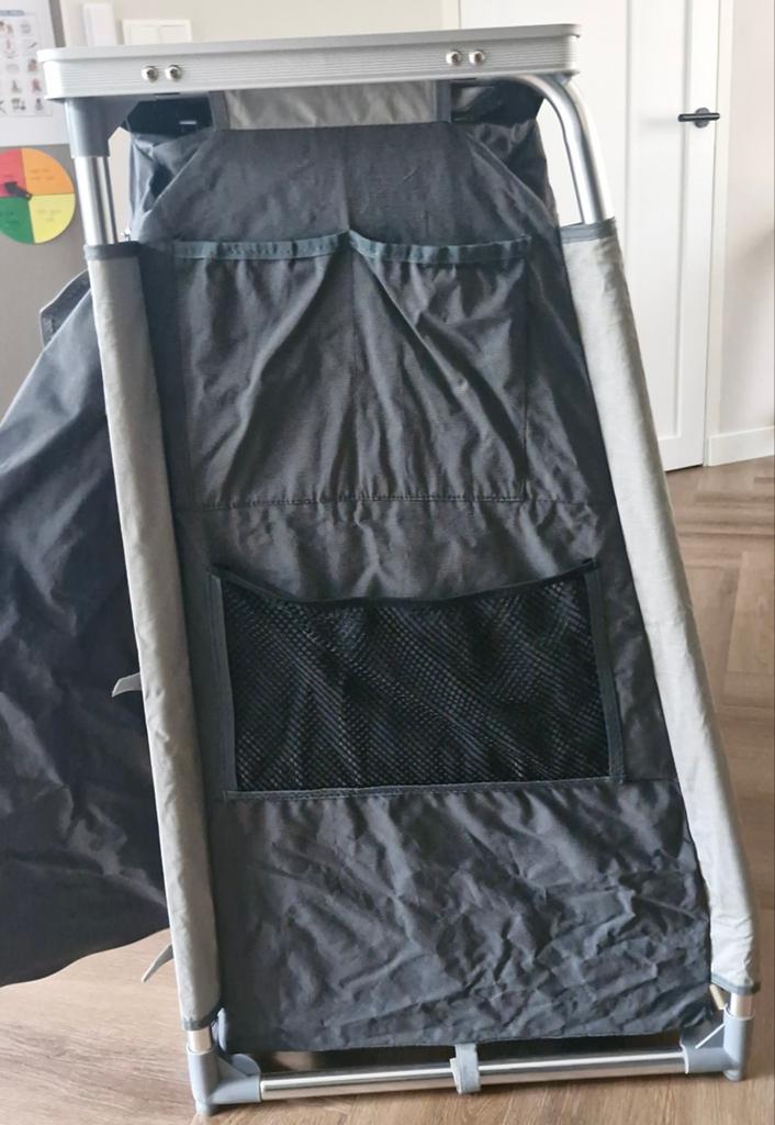 Campingkast met schuine achterkant., Ophalen, Gebruikt