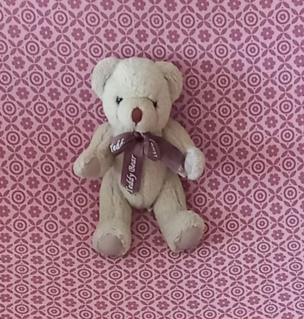 Vintage teddybeer met teddy love strik, ( 25 cm, Verzamelen, Beren en Cherished Teddies, Ophalen of Verzenden, Zo goed als nieuw