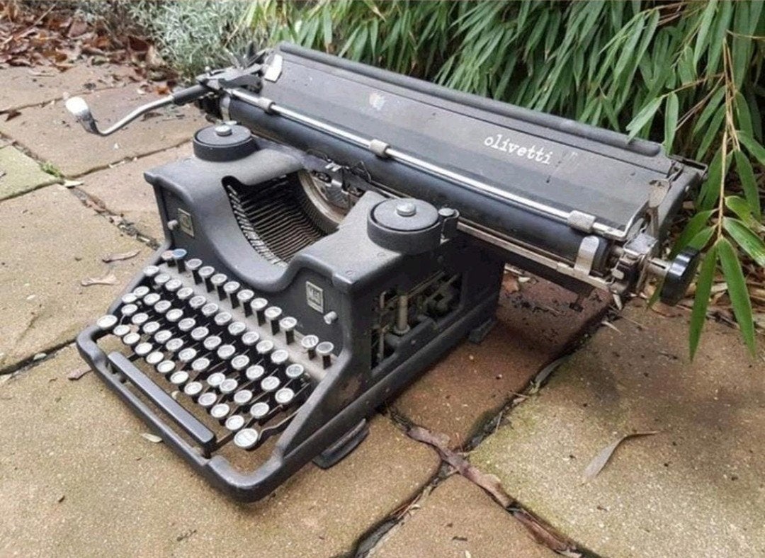 Antieke Typemachine Olivetti M40 - prachtig decoratief

Te k, Diversen, Typemachines, Ophalen, Zo goed als nieuw