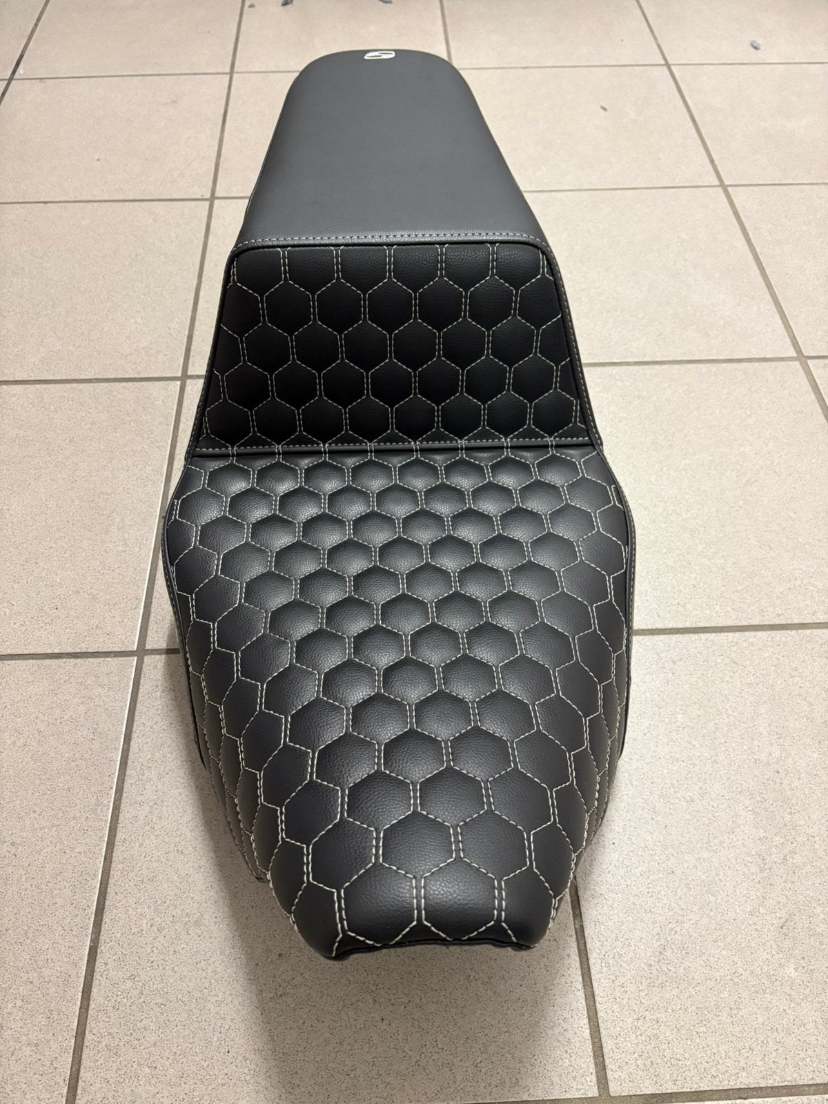 Saddlemen zadel NIEUW Step Up Honeycomb zwart zilver, Ophalen of Verzenden, Nieuw