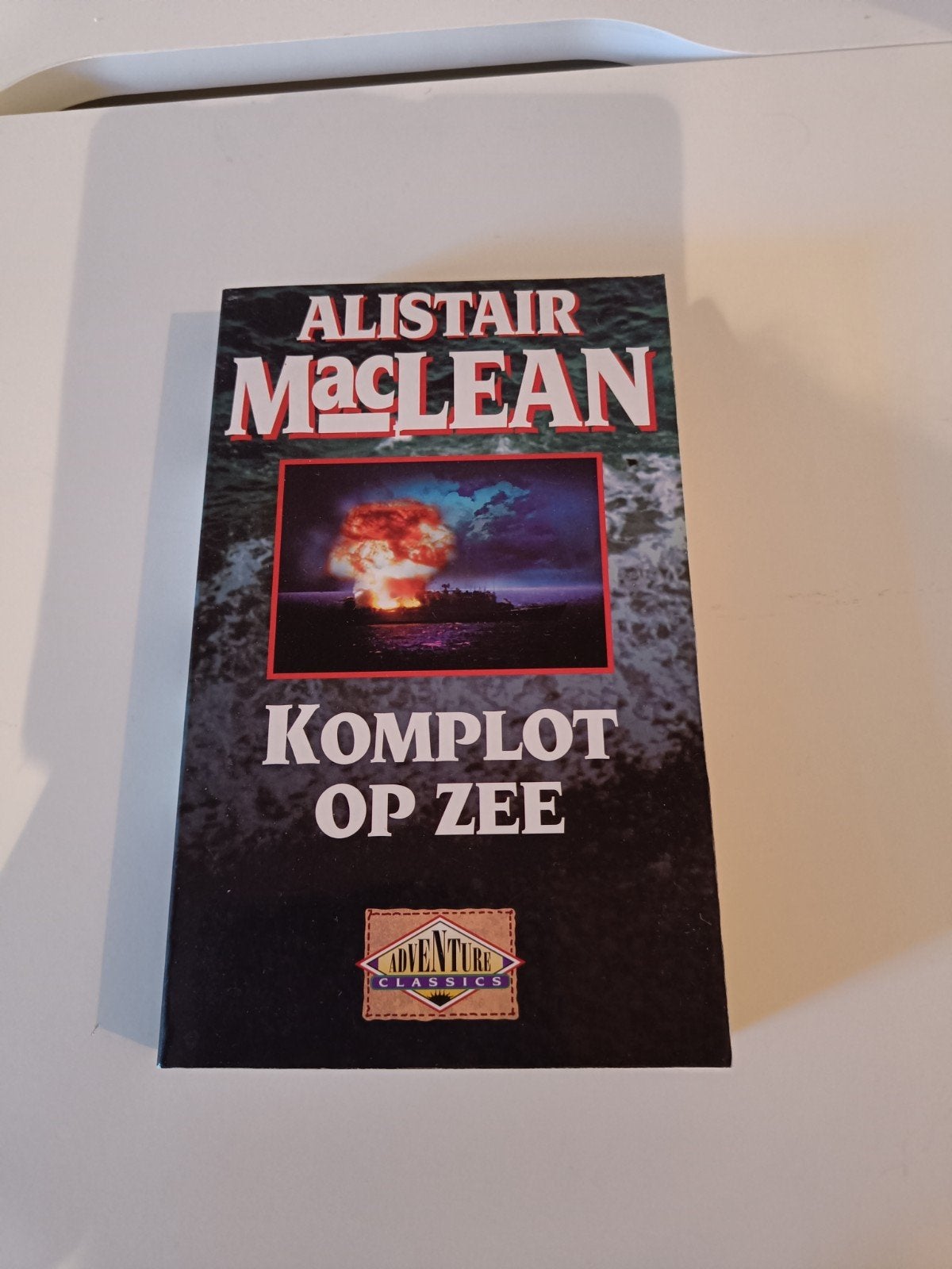 Alistair MacLean - Komplot op Zee (Adventure Classics), Boeken, Ophalen of Verzenden, Gelezen, Alistair MacLean