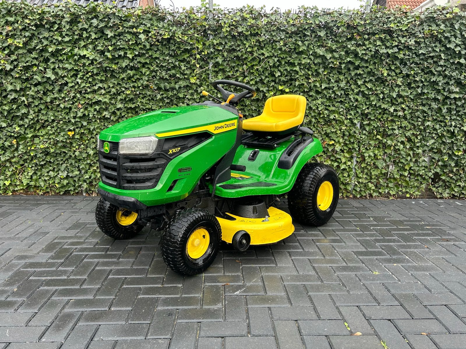 John Deere X107 Zitmaaier - Slechts 46.6 Uur!, Ophalen, Zo goed als nieuw, Benzine-grasmaaier