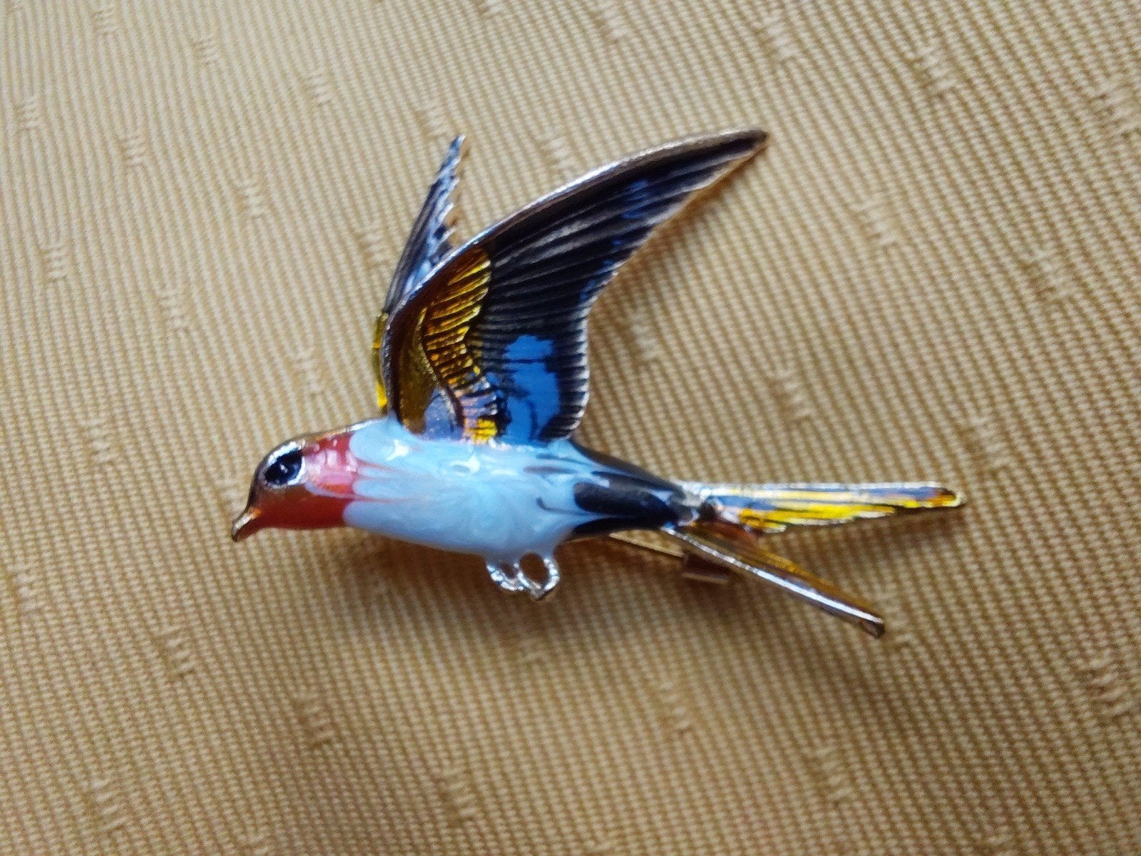 Prachtige geëmailleerde broche. Afbeelding Zwaluw., Overige materialen, 4 tot 7 cm, Ophalen of Verzenden, Zo goed als nieuw