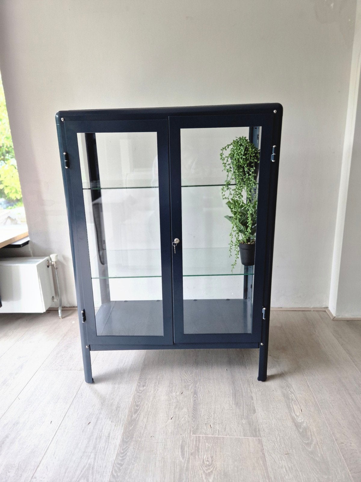 Glazen vitrinekast met deuren en planken - Zo goed als nieuw, Ophalen, Met deur(en), 100 tot 150 cm, 50 tot 100 cm