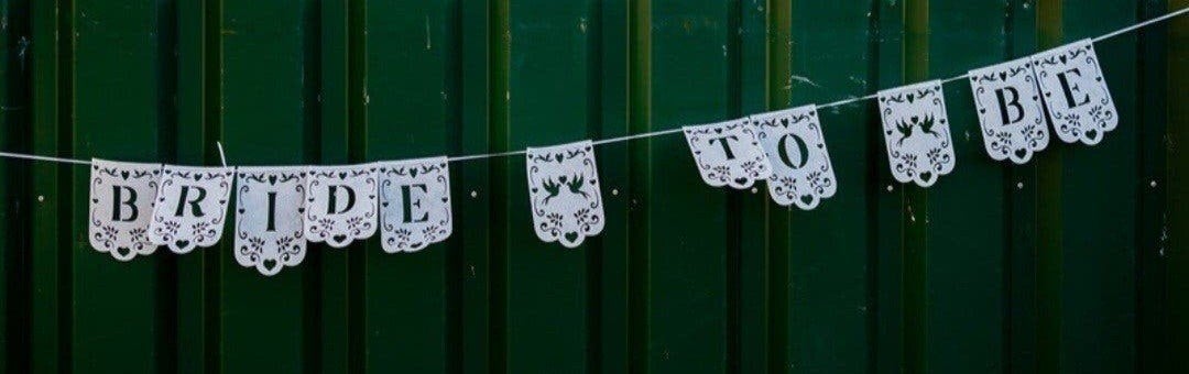 Bruidssluier 'Bride to be' met parels en bride to be slinger, Ophalen of Verzenden, Nieuw, Feestartikel, Geboorte of Huwelijk