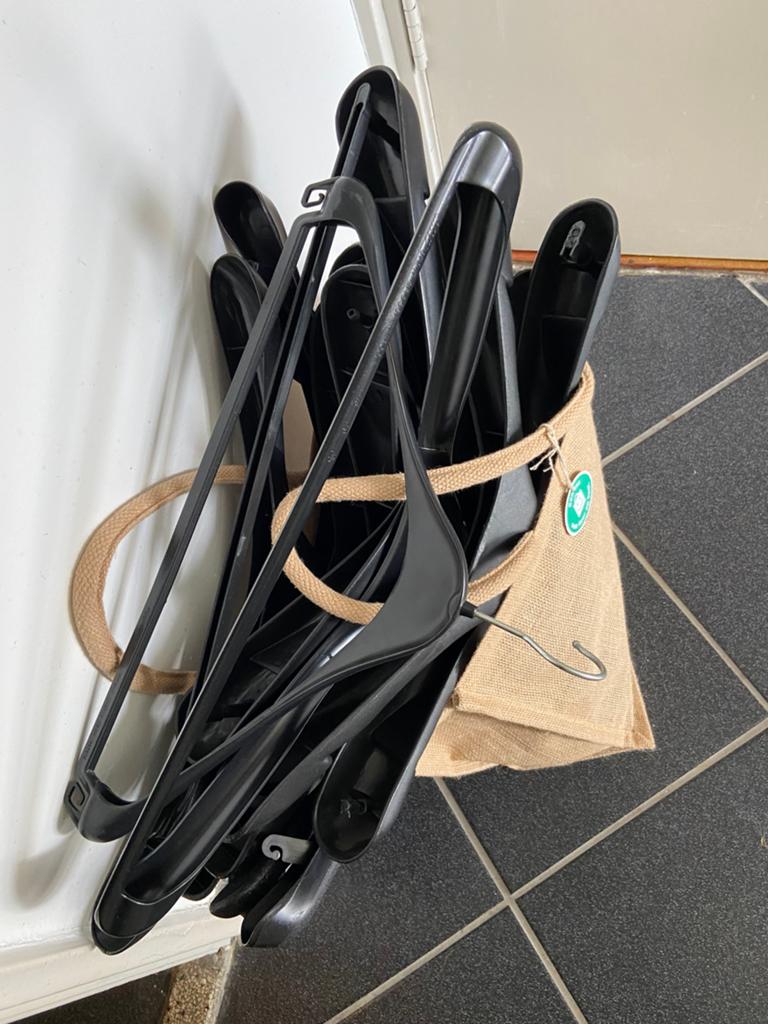 17 gratis grote kledinghangers, Ophalen of Verzenden, Gebruikt, Kunststof, Volwassenen
