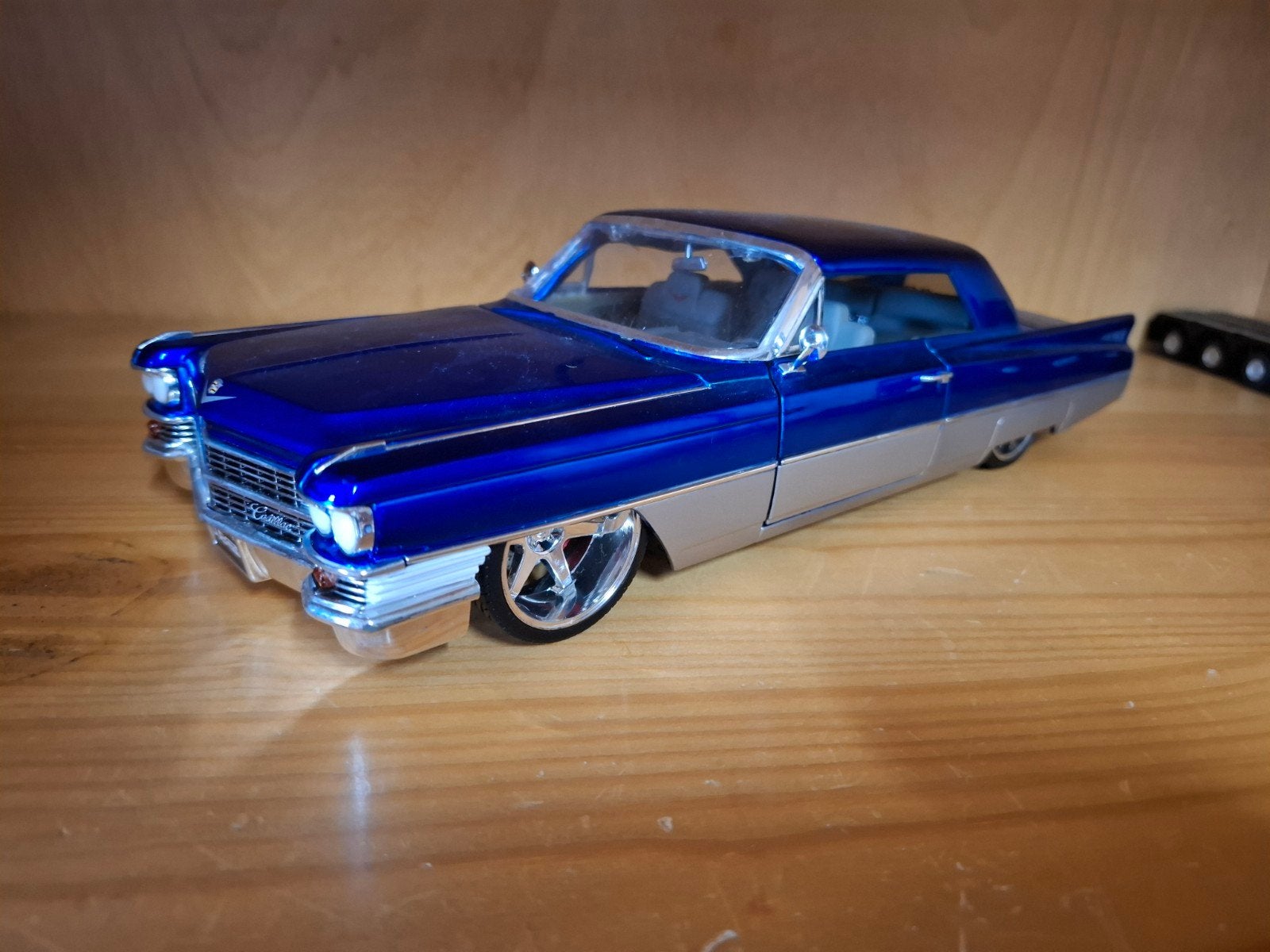 Dub City 1:18 Cadillac 1963 Modelauto, Hobby en Vrije tijd, Modelauto's | 1:18, Ophalen of Verzenden, Zo goed als nieuw, Auto